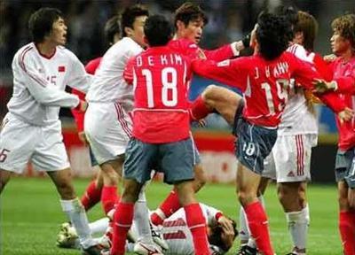 中国球员扇韩国球员耳光，拒绝向他道歉网友一致称赞