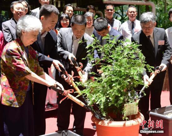 杨利伟邀香港中小学生未来一起“仰望星空”