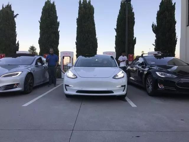 特斯拉Model 3路上曝光，无限接近量产版本