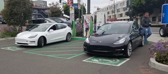 刚刚，Elon Musk宣布，首台Model 3量产版本周下线