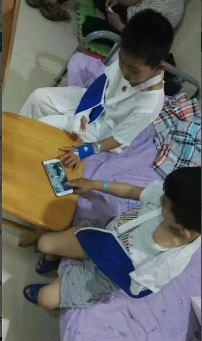 手残党戚薇的日常:借手也要打游戏