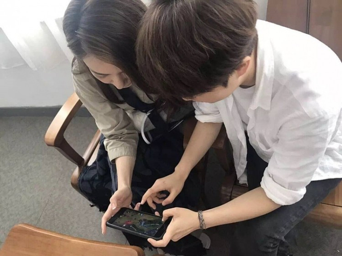 手残党戚薇的日常:借手也要打游戏