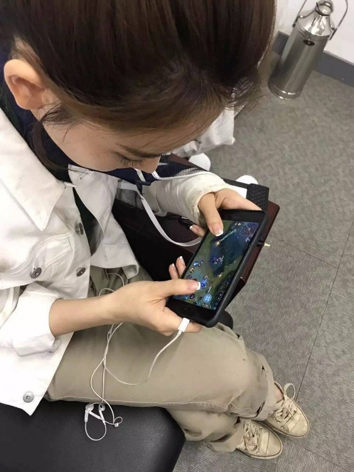 手残党戚薇的日常：借手也要打游戏