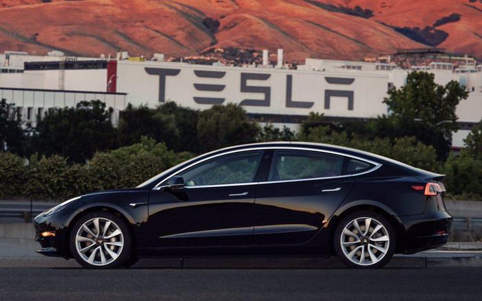 送给Elon Musk的生日礼物 特斯拉Model3首台车下线