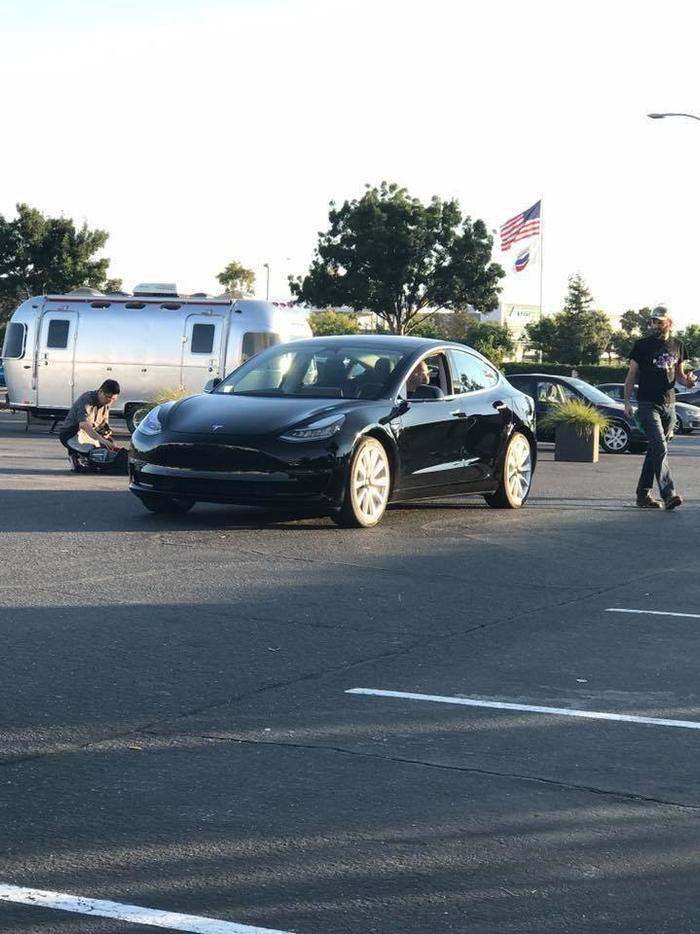 送给Elon Musk的生日礼物 特斯拉Model3首台车下线