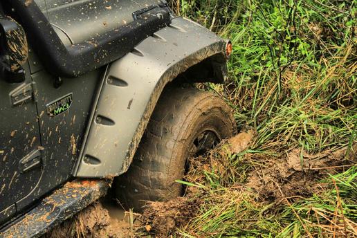 开着Jeep牧马人去越野，无奈被陷泥潭只能弃车！