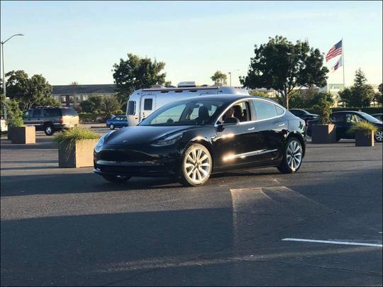 世界第一辆特斯拉Model 3曝光，原来主人不是马斯克