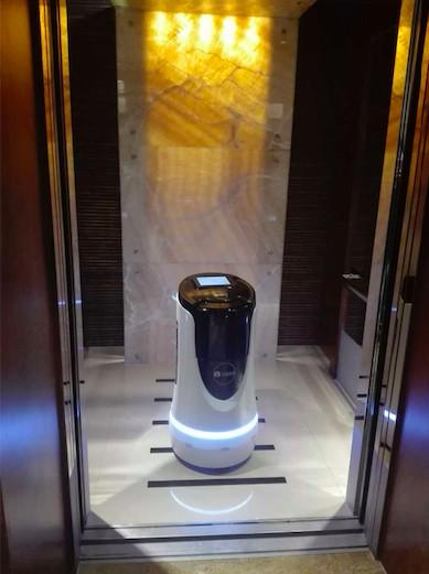 云迹智能商用服务机器人“润”，助力酒店创新