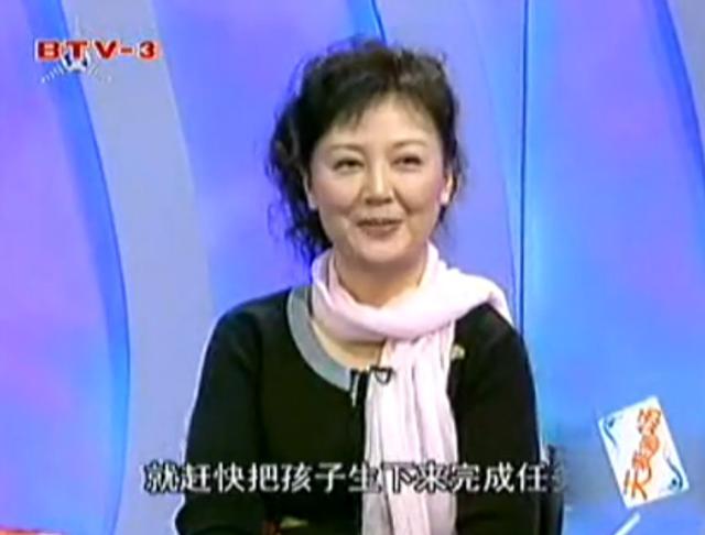 不输刘晓庆，曾为儿子淡出演艺圈，嫁军官恩爱41年