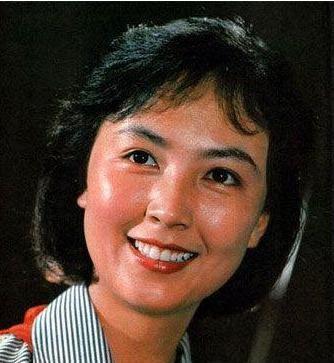 不输刘晓庆，曾为儿子淡出演艺圈，嫁军官恩爱41年