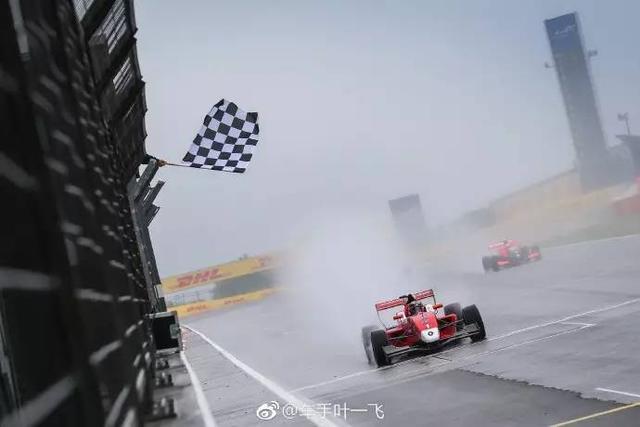中国车手集体爆发，17岁天才少年国际赛场升起国旗