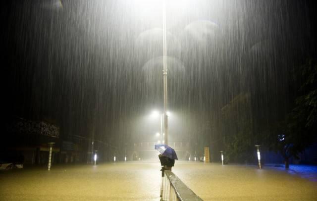 一个救命姿势，雨水连连的季节怎么能不学呢？