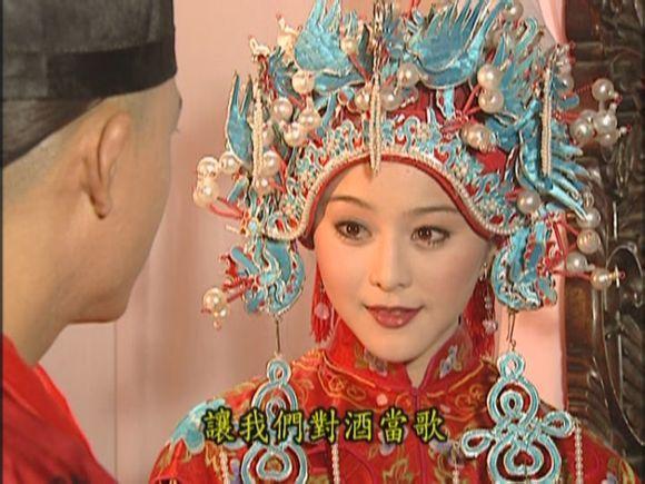 穿同款凤冠霞帔，蒋勤勤妩媚动人，说她最美实至名归