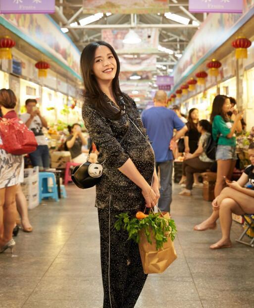 女星上街买菜，姚晨打扮似贵妇，她穿着邋遢反被赞！