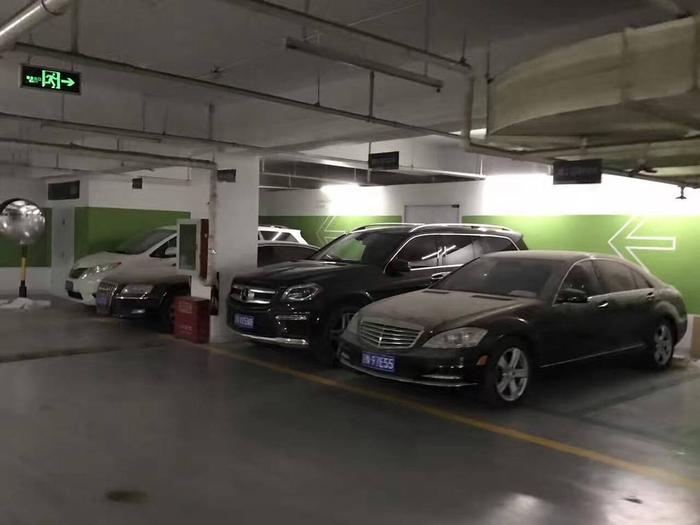 豪车在北京不难找，看了这车库，感觉买车就像买汽水