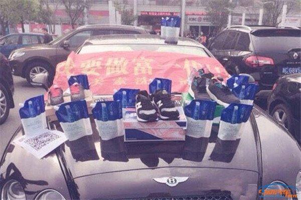 开着百万豪车摆地摊，你是在逗我吗？