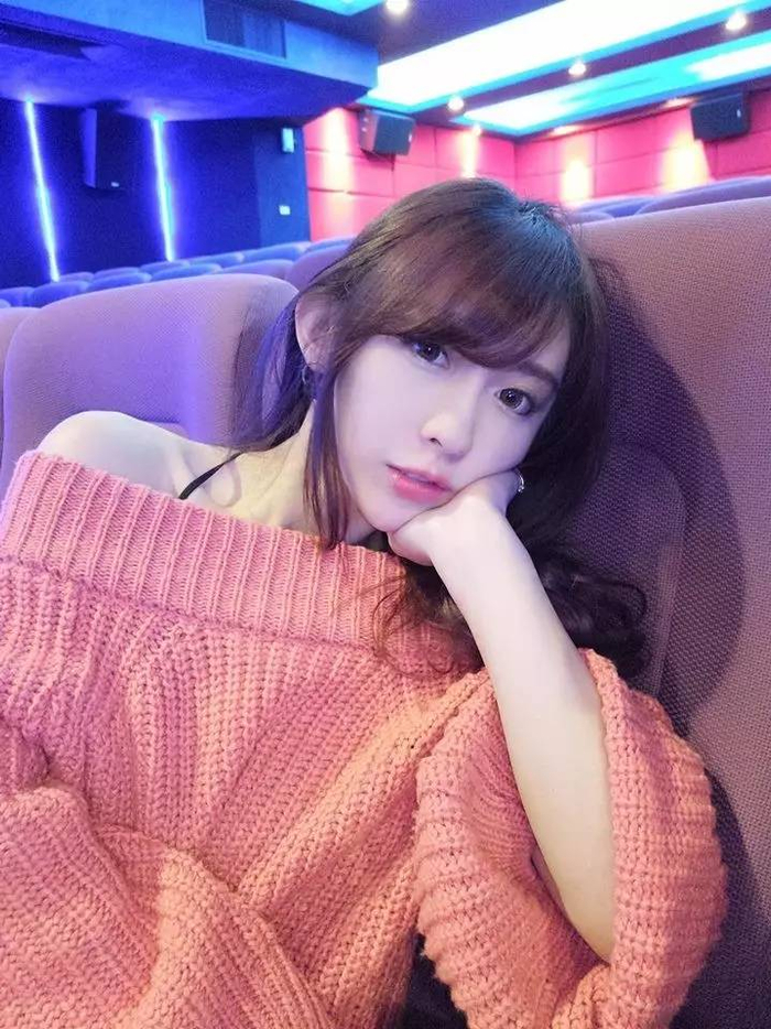 台湾美女校花主播张黛比，气质自信，宅男们的女神