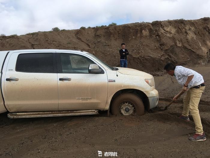 SUV不是越野车!误入戈壁无人区被困一夜,终弃车获救