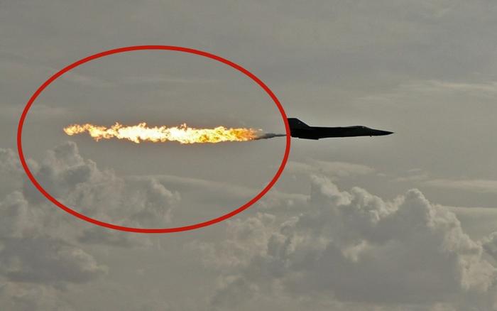 燃烧的战斗轰炸机，绰号土豚，网友戏称“喷火娃”