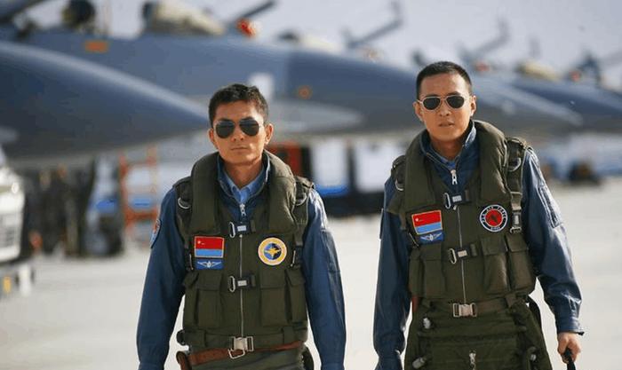 中国空军飞行员年薪有多少？不到明星百分之一！