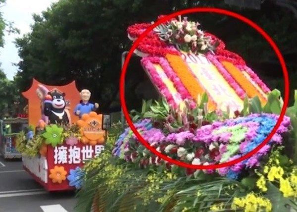 比全运会吉祥物更恐怖？世大运惨遭群嘲：花车像灵车