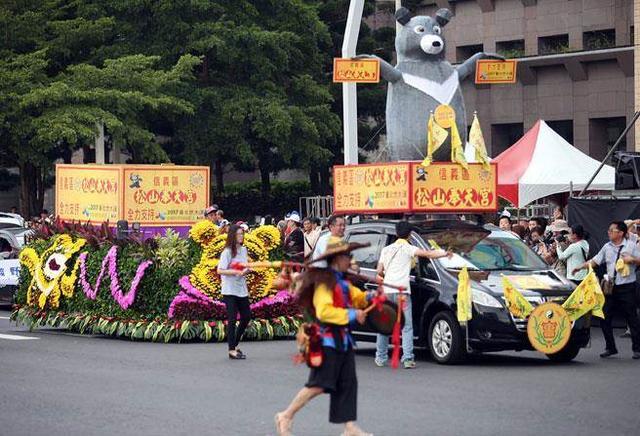 比全运会吉祥物更恐怖？世大运惨遭群嘲：花车像灵车