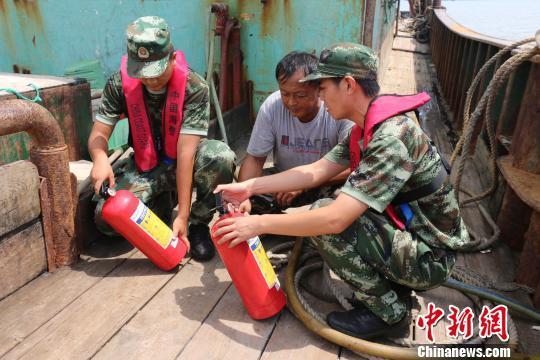 东海即将开渔 浙江海警官兵给渔船进行安全“体检”