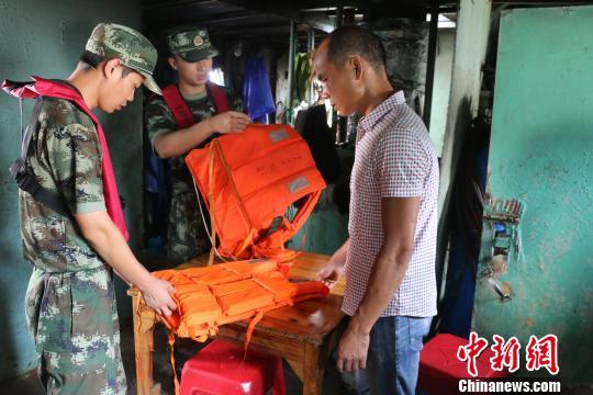 东海即将开渔 浙江海警官兵给渔船进行安全“体检”