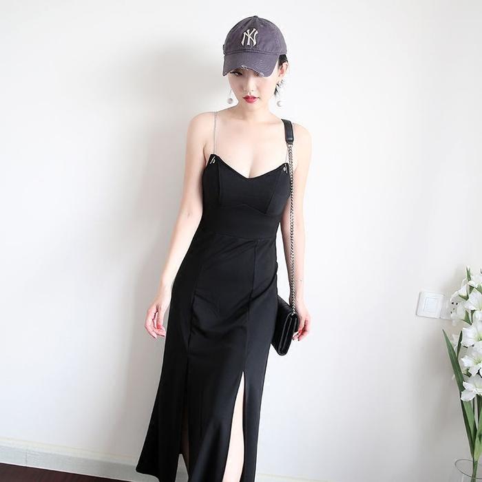 一件你喜欢小黑裙，体现简单而轻鬆的生活方式