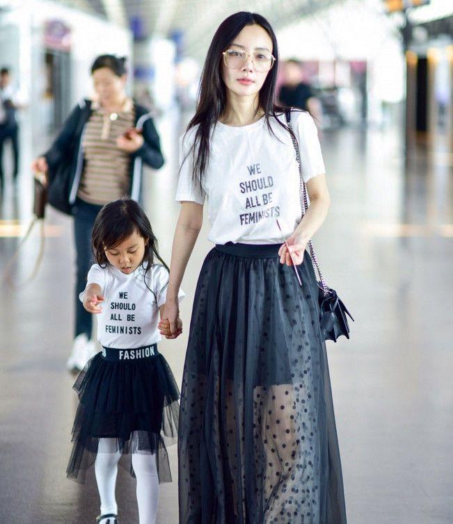 李小璐与甜馨身穿“母女装”机场近照，甜馨被妈妈~