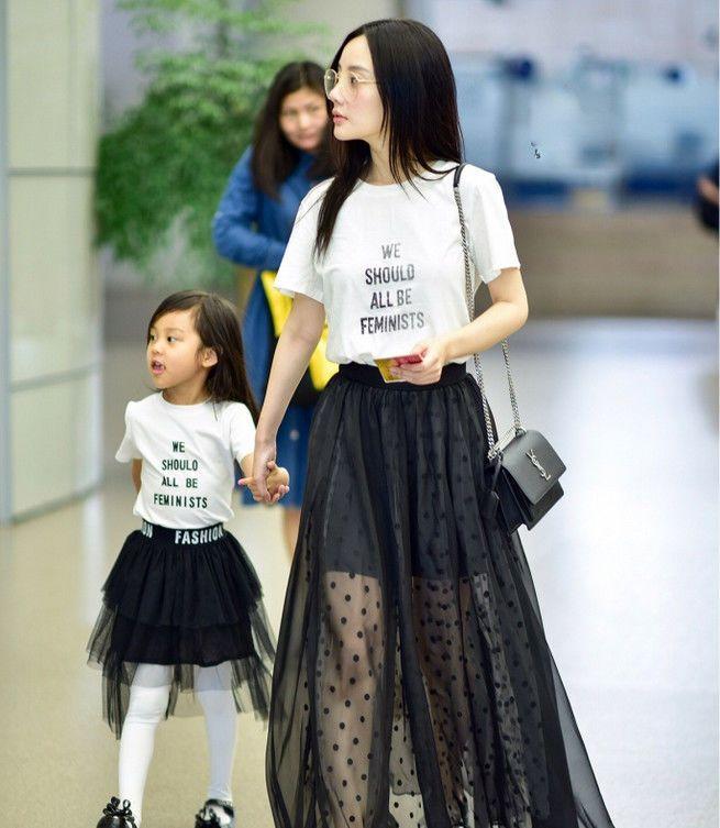 李小璐与甜馨身穿“母女装”机场近照，甜馨被妈妈~