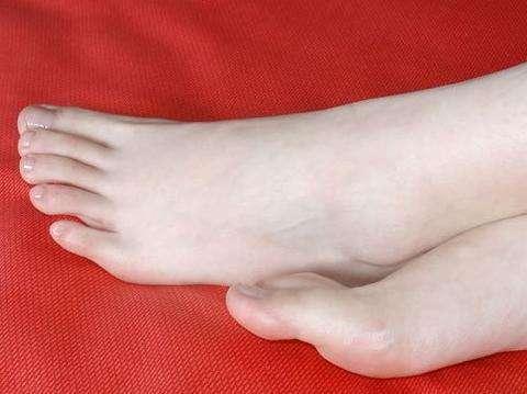女人的脚臭是如何引起的？教你如何护理脚丫