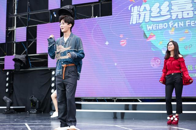 杨幂扮苦笑，祖儿给粉丝扎头发，粉丝嘉年华不要太燃
