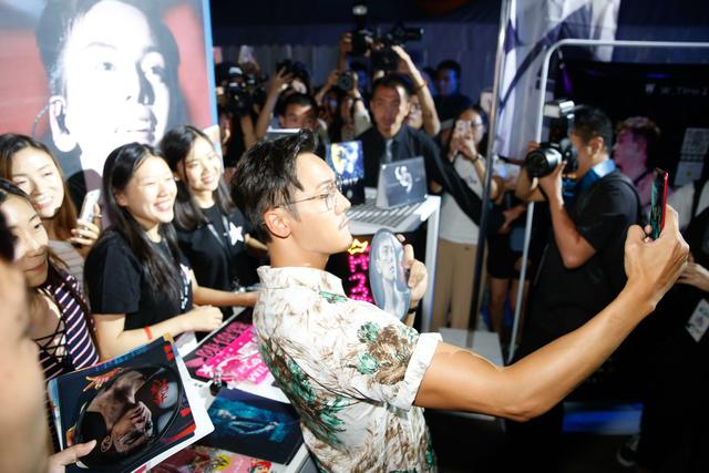 杨幂扮苦笑，祖儿给粉丝扎头发，粉丝嘉年华不要太燃