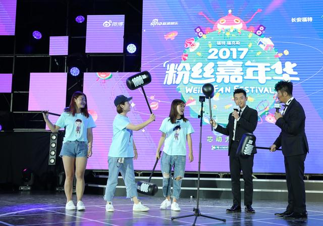 杨幂扮苦笑，祖儿给粉丝扎头发，粉丝嘉年华不要太燃