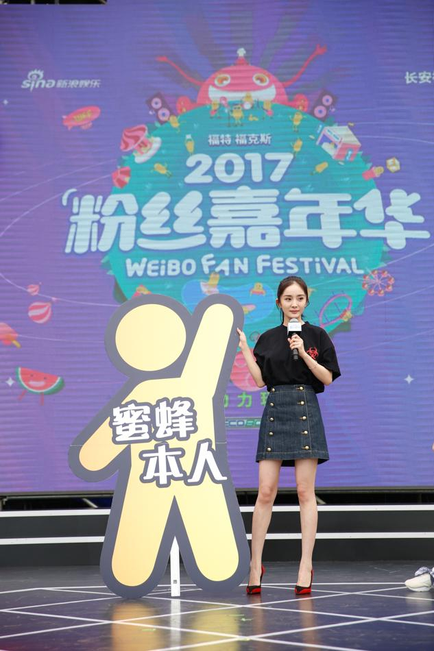 杨幂扮苦笑，祖儿给粉丝扎头发，粉丝嘉年华不要太燃