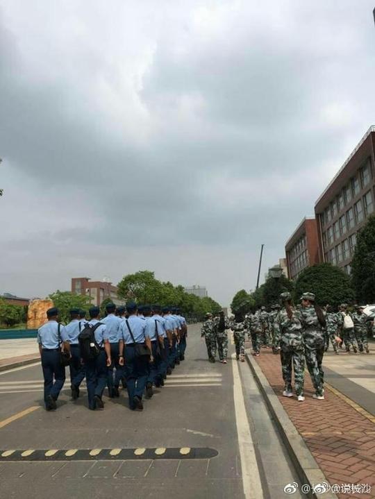 长沙高校教官帅气背影引学生称赞