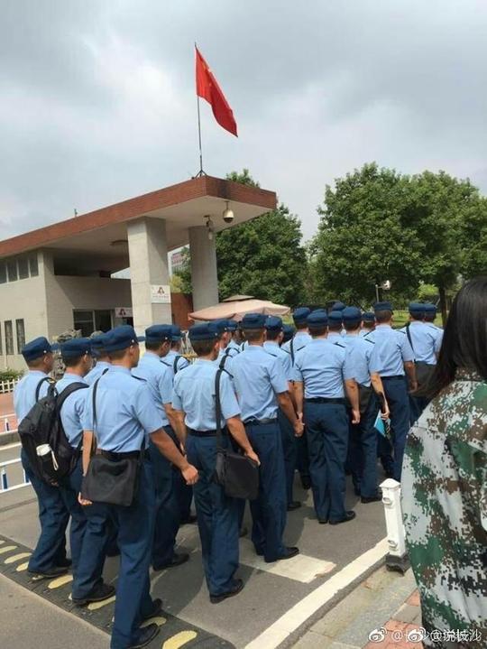 长沙高校教官帅气背影引学生称赞