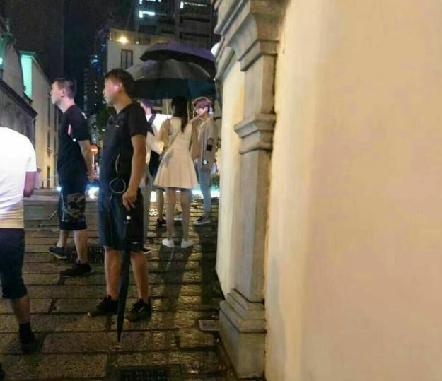 关晓彤鹿晗澳门雨中拍戏,关晓彤这大长腿太抢镜了