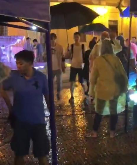 关晓彤鹿晗澳门雨中拍戏,关晓彤这大长腿太抢镜了