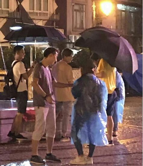关晓彤鹿晗澳门雨中拍戏,关晓彤这大长腿太抢镜了