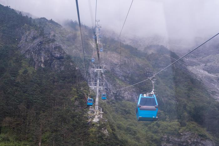 丽江最早的5A级景区，山上有距离赤道最近的冰川