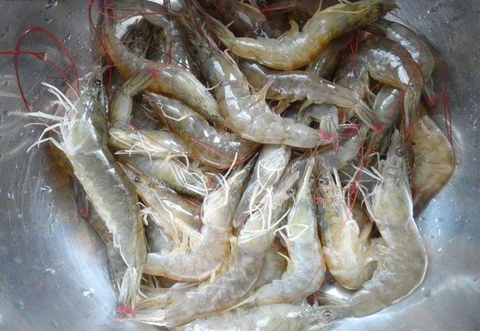 把虾到进热盐里，10分钟后就能挖出来吃了，你吃过没