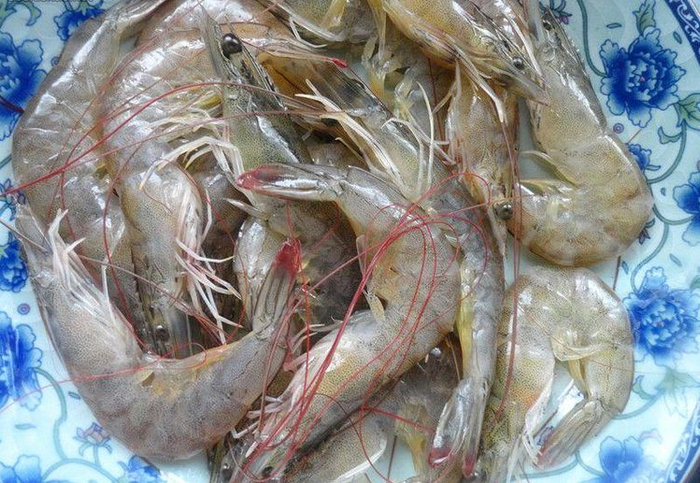 把虾到进热盐里，10分钟后就能挖出来吃了，你吃过没