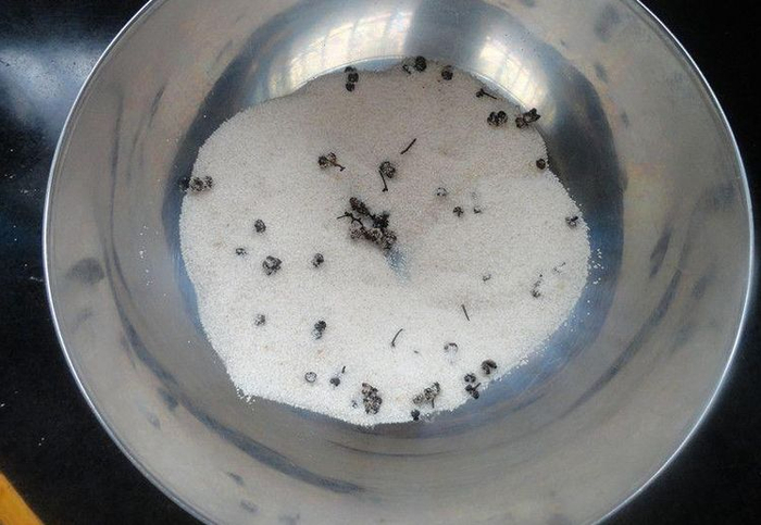 把虾到进热盐里，10分钟后就能挖出来吃了，你吃过没