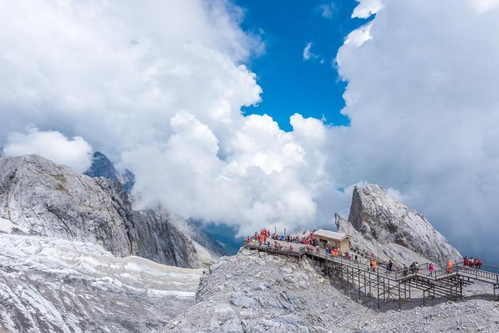 丽江最早的5A级景区，山上有距离赤道最近的冰川