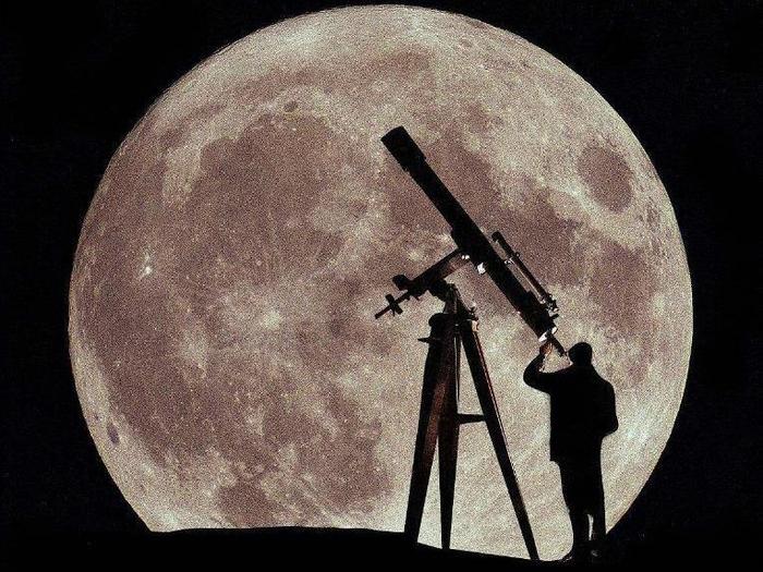 天文科普：买一个大概可以看清月亮的望远镜多少钱？