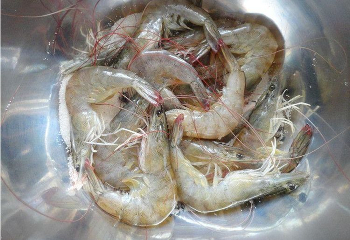 把虾到进热盐里，10分钟后就能挖出来吃了，你吃过没