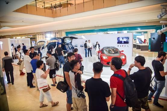 特斯拉高性能纯电动跑车Roadster亮相北京
