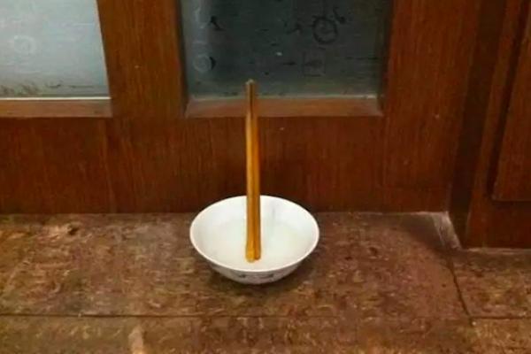农村的“秘术”清水碗竖筷子，满足这四点你也行